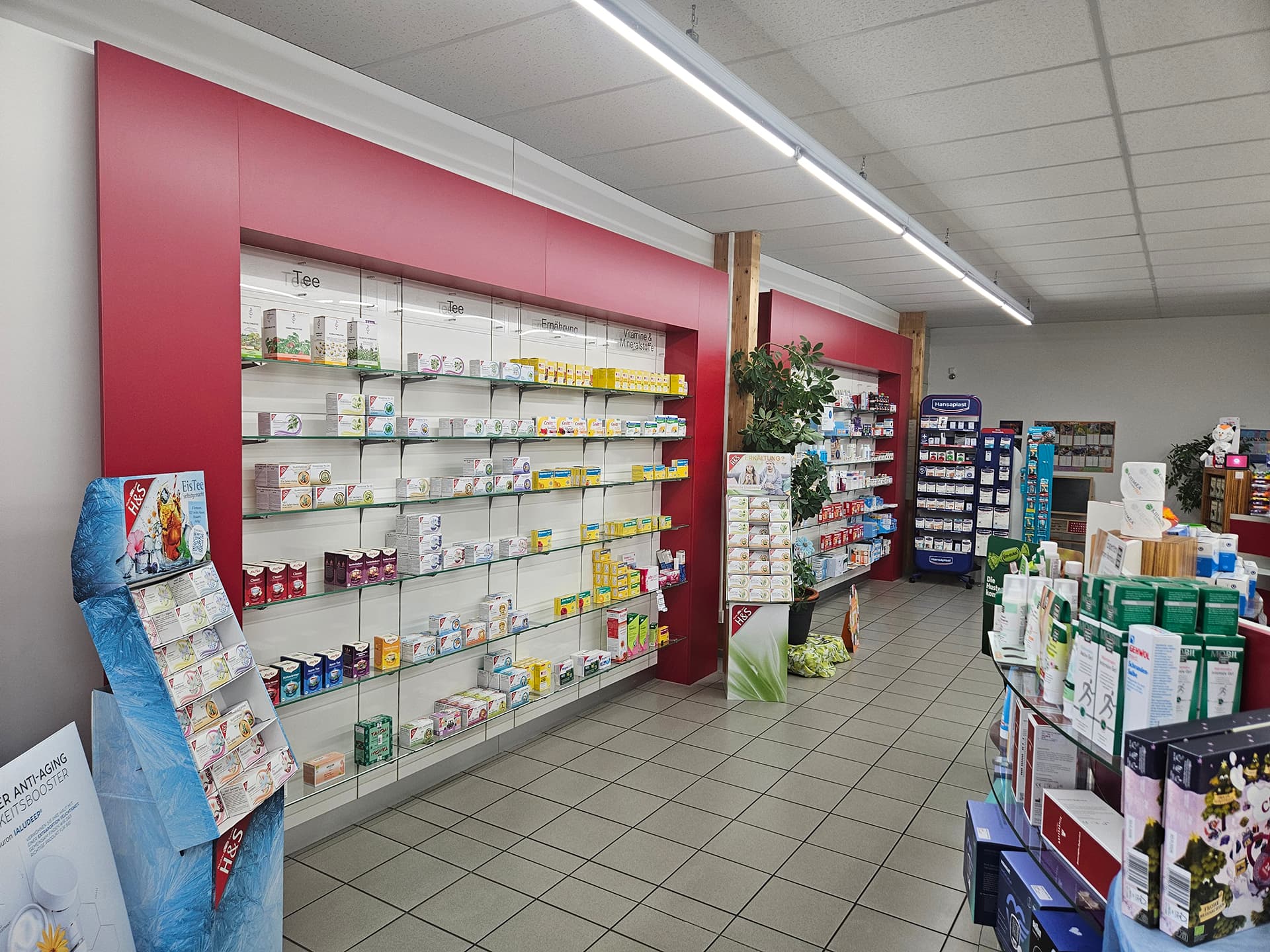 Innenansicht der Elisen-Apotheke mit Regalen voller Medikamente und Gesundheitsprodukten.